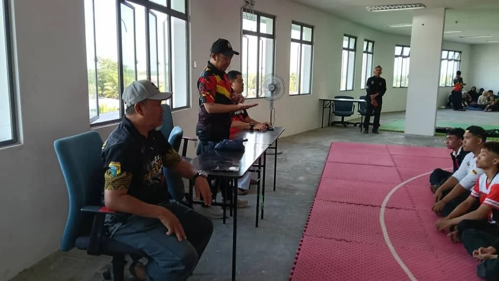 Pegawai memberi taklimat dalam latihan