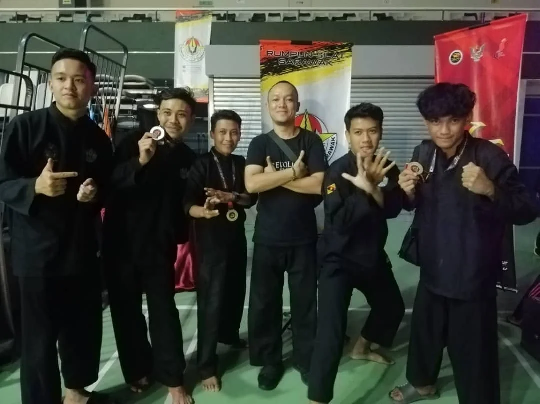 Pesilat dengan pingat dan jurulatih